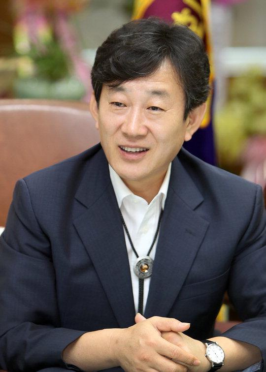 제7대 대전시의회 후반기 의장으로 선출된 더불어민주당 김경훈 신임 의장이 앞으로의 계획에 대해 말하고 있다.  사진=대전시의회 제공