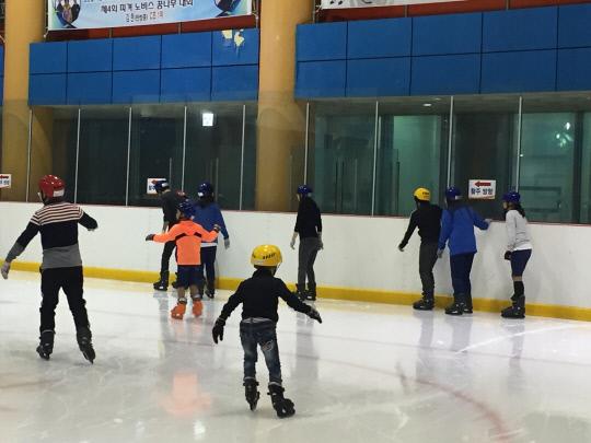 옥천 청산중학교는 지난 23일 전교생을 대상으로 대전 남선공원 스케이트장 체험활동을 실시했다. 사진=청산중학교 제공
