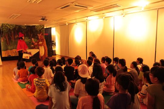 금산도서관은 지난 24일 지역아동센터 어린이를 대상으로 `빨간 모자야 어디가니` 동극공연을 펼쳐 참가 아이들로부터 호응을 얻었다. 사진=금산교육지원청 제공
