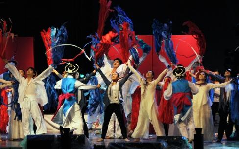 지난 해 열린 제12회천안흥타령춤축제에서 일반부 대상을 수상한 팀의 공연.  사진=천안시 제공