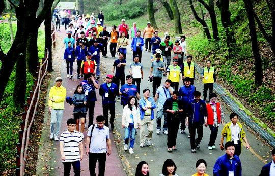 10일 오전 열린 제13회 시민과 아침동행에서 대전시민들이 권선택 대전시장 등과 함께 대전 보문산 사정공원길을 걸으며 담소를 나누고 있다.  사진=대전시 제공
