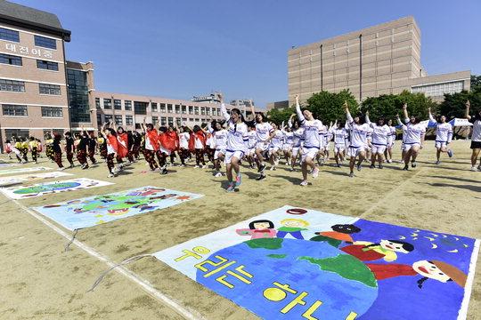 대전여중 학생들이 세계시민교육 캠페인을 위해 퍼레이드를 펼치고 있다. 사진=대전시교육청 제공