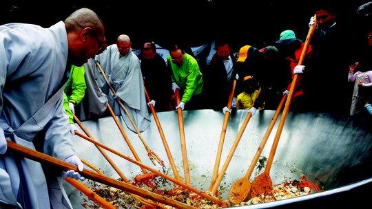  속리산 가을잔치인 '제39회 속리축전'이 오는 10월 8일부터 9일까지 이틀간 속리산잔디공원 일원에서 열린다. 사진은 지난해 속리축전에서 1058명분의 산채비빔밥를 만들고 있는 모습.  사진=보은군 제공