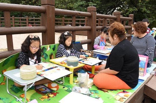  공주시는 지난 24일 유네스코 세계유산인 공산성과 송산리고분군 일원에서 전국어린이 그림그리기 대회를 개최했다.   사진=공주시 제공