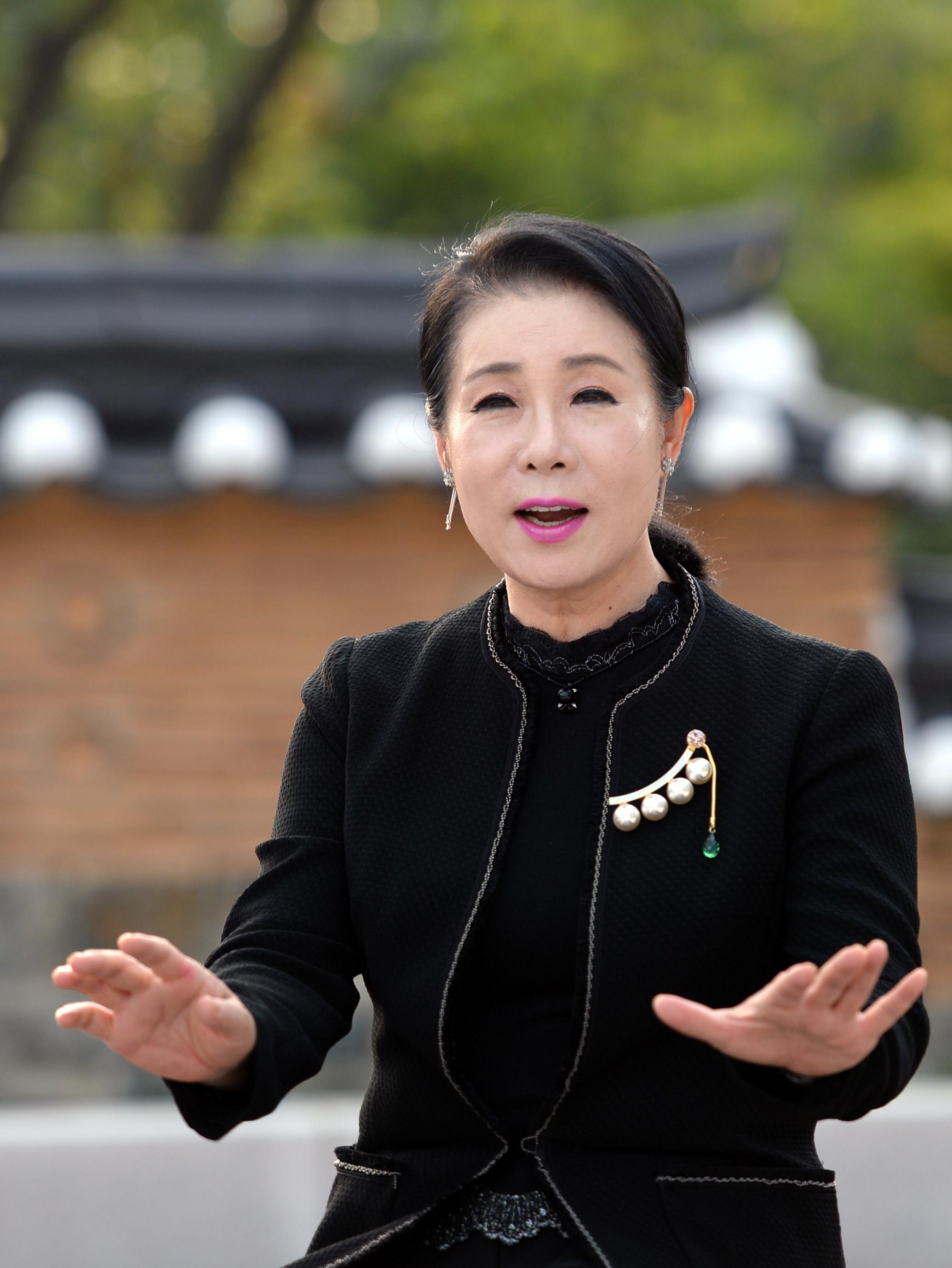 채향순 한국전통예술위원장이  준비중인 `세종대왕전통예술경연대회`에 대해 설명하고 있다.  빈운용 기자