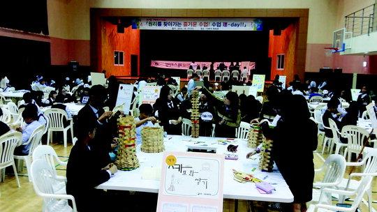  19일 대전서중 대강장에서 열린 교과 페스티벌에서 학생들이 창의성을 키워주는 교과·학년별 프로그램에 집중하고 있다.  사진=대전서중 제공
