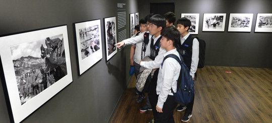 개막 첫날 전시장을 찾은 대전 동산중학교 학생들이 한국전쟁 종군기자 데이비드 더글러스 던컨의 한국전쟁 기록 작품을 둘러보고 있다.  빈운용 기자