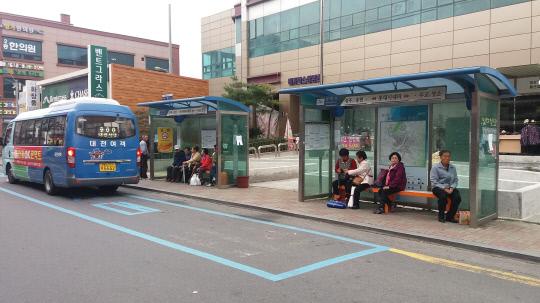 보령시는 겨울철 시내버스를 이용하는 시민들의 편익을 위해 버스승강장에 발열의자를 설치했다. 사진=보령시 제공
