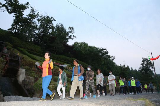 청양군민들이 청양읍 지천 백세공원에서 구기자 향기를 맡으며 건강을 위한 걷기를 하고있다. 사진=청양군 제공

