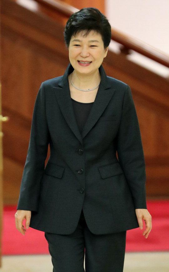 박근혜 대통령이 26일 청와대를 방문한 앙헬 구리아 경제협력개발기구(OECD) 사무총장을 접견하기 위해 들어서고 있다. [연합뉴스]
