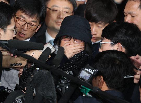 `비선 실세`로 지목된 최순실씨가 지난달 31일 오후 피의자 신분으로 검찰 특별수사본부에서 조사를 받기 위해 서울 서초구 서울중앙지검으로 들어서고 있다.  [연합뉴스]