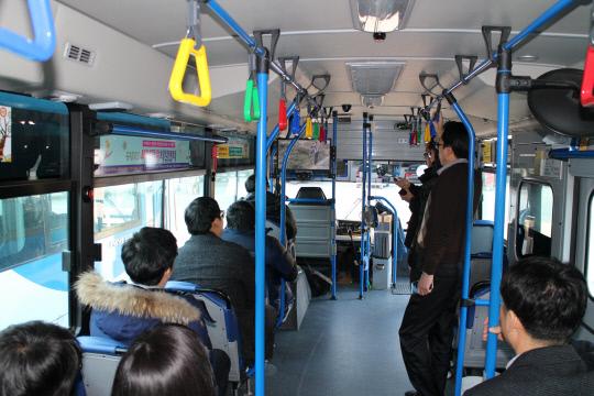 2일 영동군 시내버스에 탑승한 승객들이 군민들의 참여로 제작한 `안전 UCC`를 보고 있다. 사진=영동군 제작.
