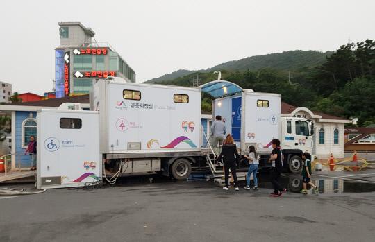 대산읍 삼길포항에 설치된 차량형 공중화장실을 관광객들이 이용하고 있는 모습. 사진=서산시 제공

