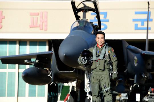 2016 탑건으로 선정된 공군 제11전투비행단 김학선 소령이 F-15K 전투기 앞에서 포즈를 취하고 있다. 사진=공군본부 제공
