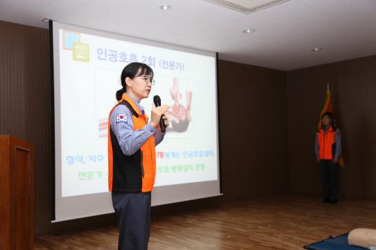 서산소방서 김미진 대원이 심폐소생술 강의를 하고 있다. 사진=서산소방서 제공
