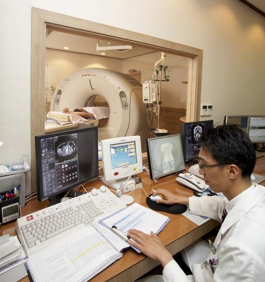 폐암 조기검진으로 저선량 CT를 시행하고 있는 모습. 사진=건양대병원 제공
