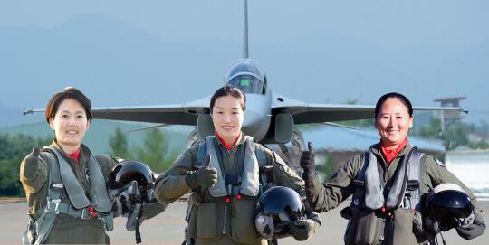 2017년 대한민국 최초로 여성 전투비행대장 3명이 탄생했다. 왼쪽부터 박지원 소령, 박지연 소령, 하정미 소령. 사진=공군 제공


* 이 사진은 3명이 근무 중인 부대가 각각 떨어져 있어 함께 있는 모습으로 편집한 사진입니다.
