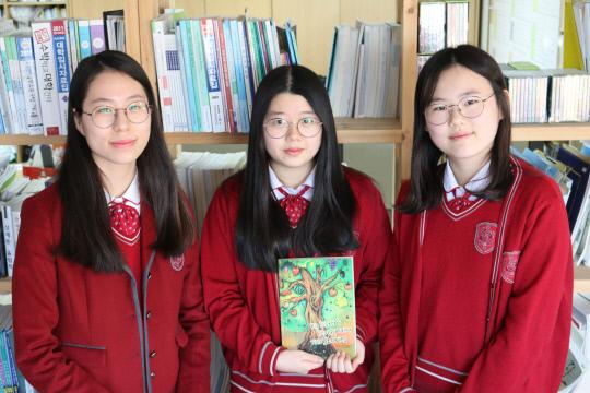 복자여자고등학교 학생들이 필리핀 어린이들을 위해 영어동화책 `언니들이 들려주는 얼렁뚝딱 동화`를 출판했다. 사진 왼쪽부터 홍예린, 이영서, 이소연 학생도 출판에 참여했다. 사진=윤평호 기자
