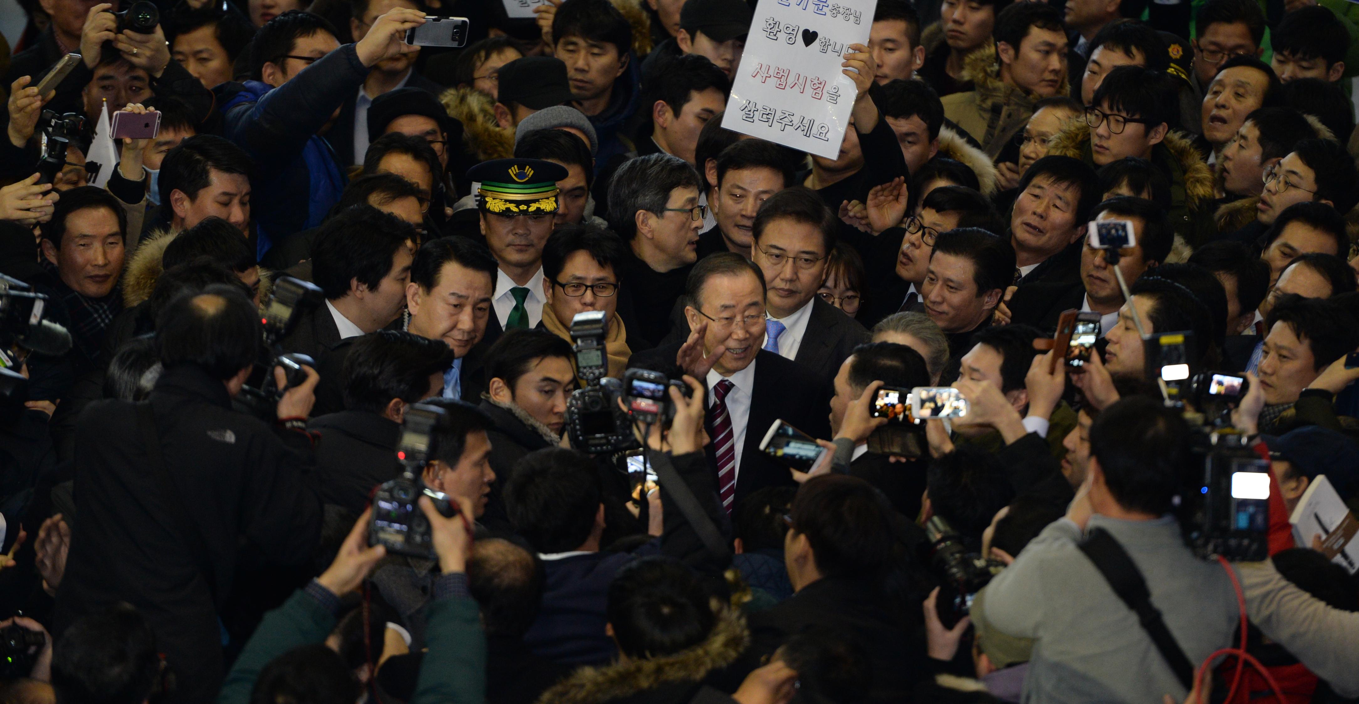 12일 인천국제공항을 통해 입국한 반기문 전 UN사무총장이 서울역에 도착해 시민들의 환영을 받으며 자택으로 향하고 있다. 신호철 기자