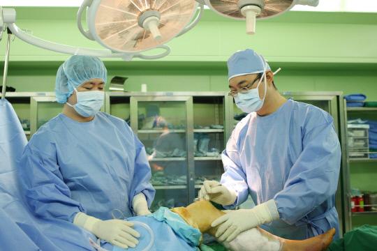김광균 교수(오른쪽)가 무릎 인공관절 수술을 시행하는 모습. 사진=건양대병원 제공
