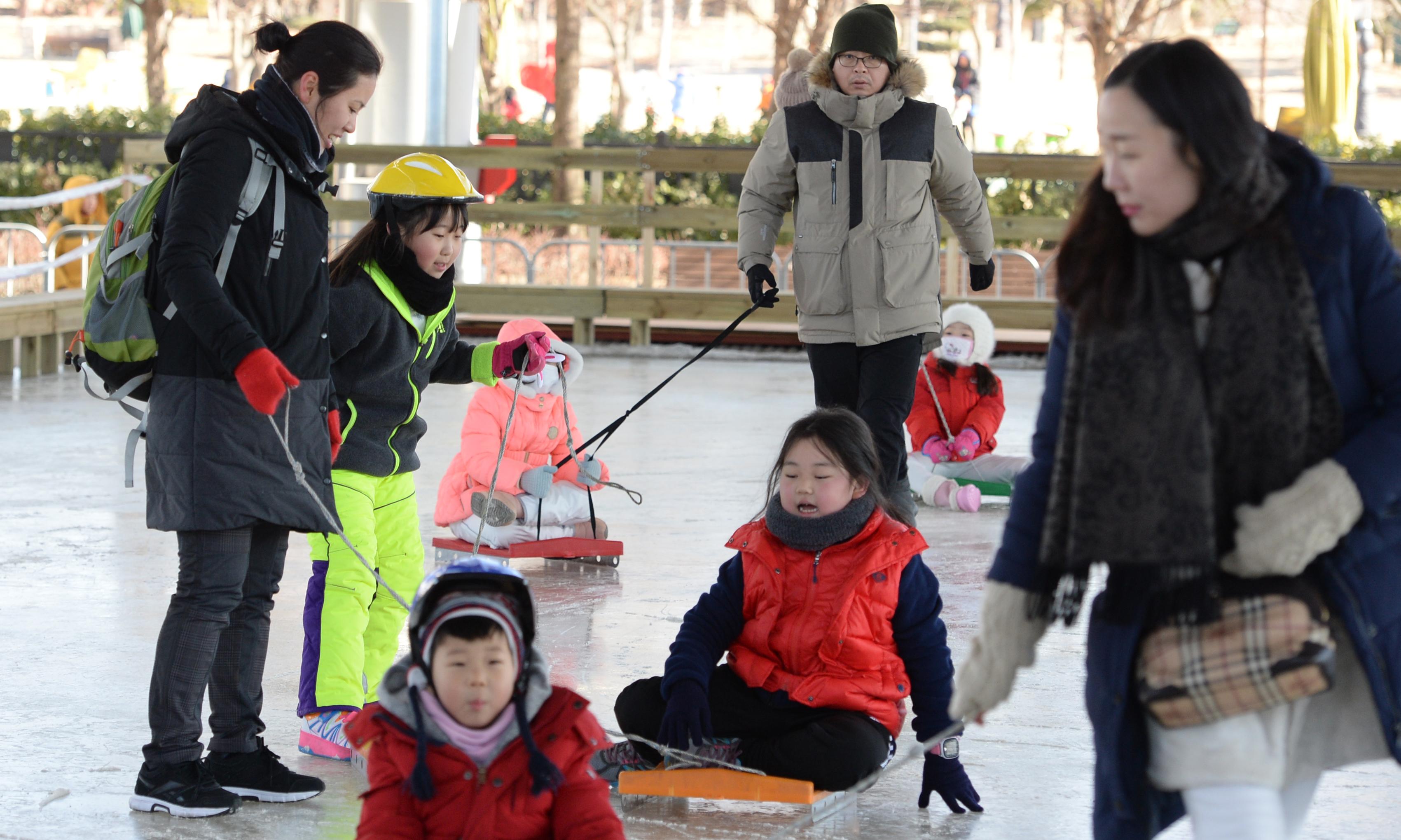 낮 최고 기온이 영하권에 머물며 강추위가 이어진 15일 대전엑스포시민광장 야외스케이트장을 찾은 어린이들이 추위를 잊은 채 썰매를 타고 있다. 신호철 기자
