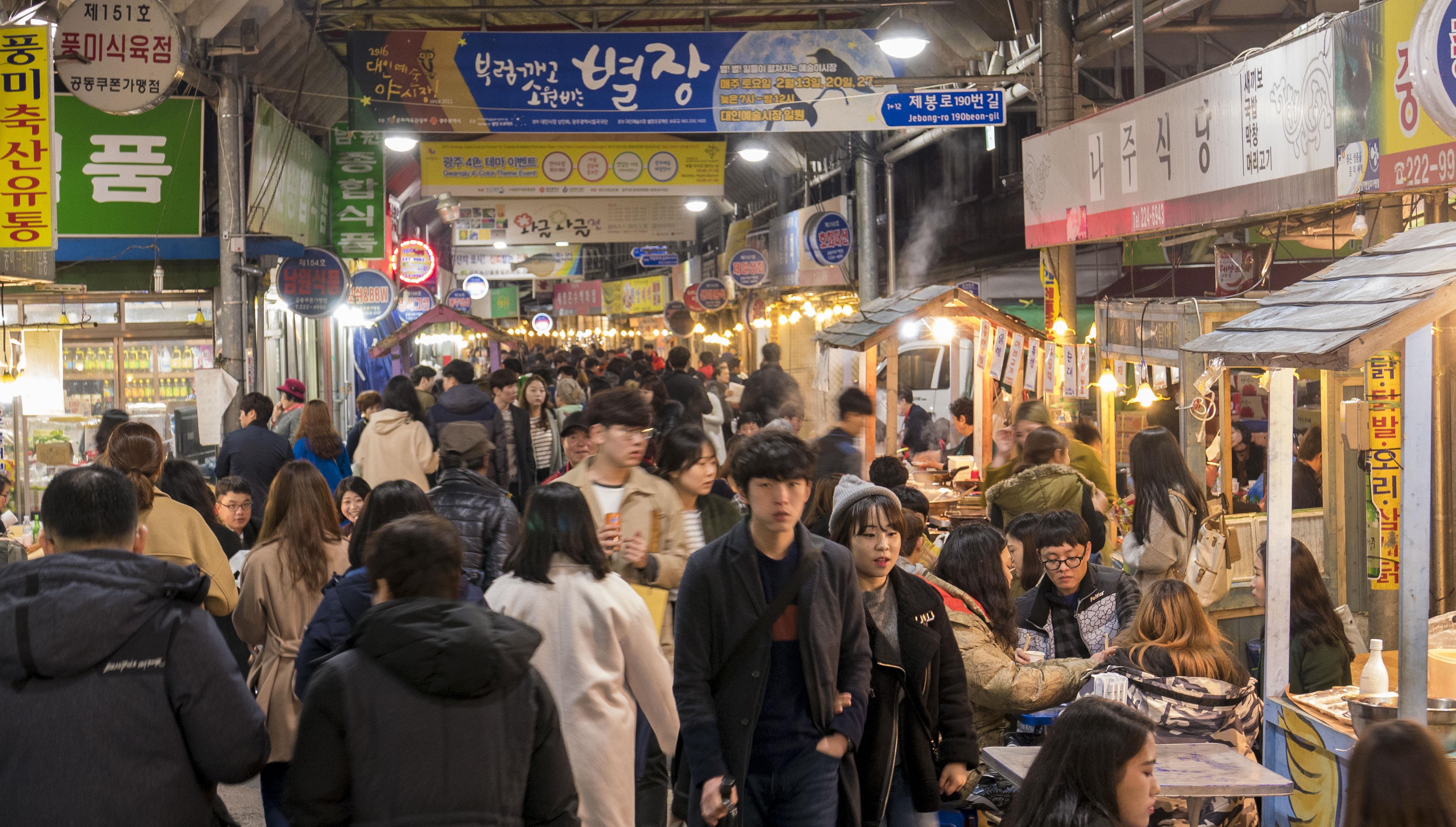 토요일에 열리는 대인야시장 `별장`을 찾은 시민들의 모습.