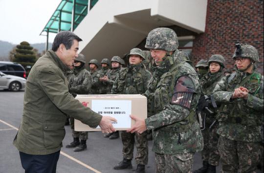 보령시통합방위협의회는 육군 제8361부대를 방문해 혹한기 훈련에 참여하는 장병들을 격려했다. 사진=보령시 제공
