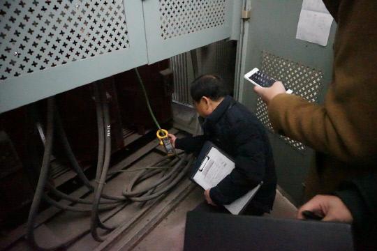 예산군 안전 합동점검반 관계자가 예산터미널 전기설비에 대한 안전점검을 실시하고 있다. 사진=예산군 제공
