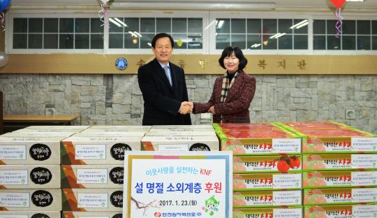 이재희 사장(왼쪽)이 23일 송강사회복지관을 찾아 김영미 관장에게 과일을 전달하고 있다. 사진=한전원자력연료 제공
