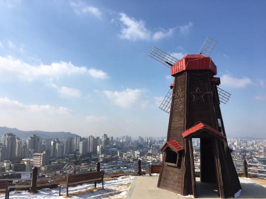 대전 동구 하늘공원 벽화길 모습.
