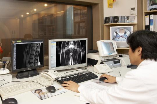 골절 검사를 위한 MRI. 사진=건양대병원 제공
