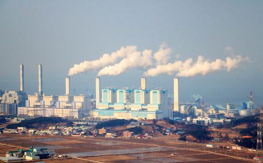 충남은 전국 석탄화력발전소의 절반인 26기가 위치해 있으며, 연간 12만 6000t에 달하는 대기오염물질이 뿜어져 나온다. 한국동서발전㈜ 당진화력본부 전경. 사진=충남도 제공
