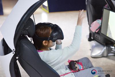 VR을 체험할 수 있는 헤드기어를 쓰고 체험 중인 어린이. 사진=국립중앙과학관 제공
