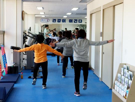 서산시보건소 건강증진센터에서 운영하는 운동교실 모습. 사진=서산시 보건소 제공
