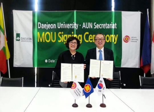 임용철(오른쪽) 대전대 총장과 가자세니 난타나 ASEAN 사무국장이 업무협약을 기념하고 있다. 사진=대전대 제공

