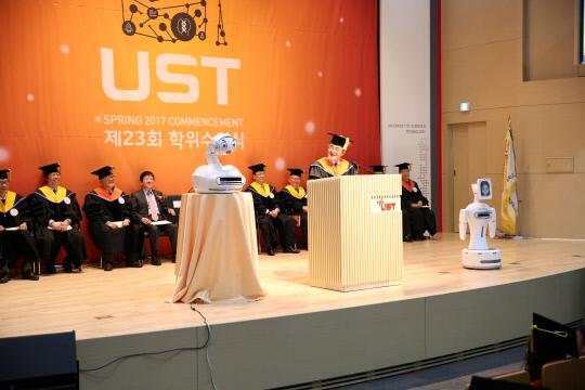 인공지능 감성로봇 `메로`와 문길주 UST 총장이 대화를 나누며 UST 제23회 학위수여식을 진행하고 있다. 사진=UST 제공
