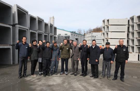 김동일 보령시장이 지난 17일 천북면 하만리 해경플륨(주)에서 현장 근로자들과의 간담회를 개최했다. 사진=보령시 제공
