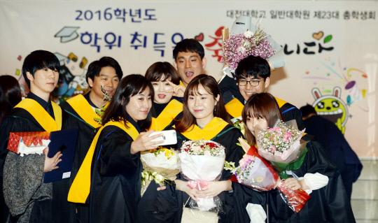22일 대전대학교 혜화문화관에서 열린 2016학년도 학위수여식에서 졸업생들이 기념촬영을 하고 있다. 신호철 기자