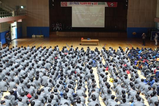 아산중학교(교장 심관보)는 24일 전교생이 참가한 가운데 학교폭력 예방 및 금연 결의대회를 실시했다. 사진=아산중학교 제공
