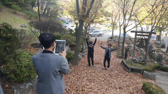 대전 남선중학교 학생들이 옛터민속박물관을 찾아와 즐기고 있다. 사진=옛터민속박물관 제공
