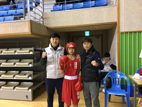 지난 14일 제49회 전국중·고신인복싱선수권대회에서 우승을 거머쥔 박성민(가운데) 학생이 지도교사들과 포즈를 잡고 있다.
