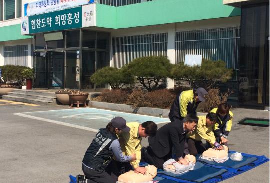홍성군민들이 15일 실시된 `3월 민방위의 날 지역 특성화 훈련`에서 심폐소생술 교육을 받고 있다. 사진=홍성군 제공
