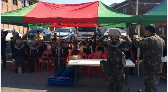 홍성군민들이 15일 실시된 `3월 민방위의 날 지역 특성화 훈련`에서 방독면 사용 교육을 받고 있다. 사진=홍성군 제공
