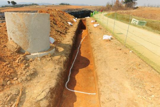 예산군은 고덕면 사리일원에 대해 13일부터 17일까지 진행된 시굴조사에서 백제시대 고분(사진)과 청동기 주거지, 유물 등을 발굴했다고 밝혔다. 사진=예산군 제공
