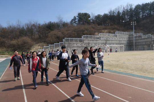옥천장야초등학교 학셍들이 점심식사 후 30분 걷기운동을 실시하고 있는 모습. 사진=장야초등학교 제공
