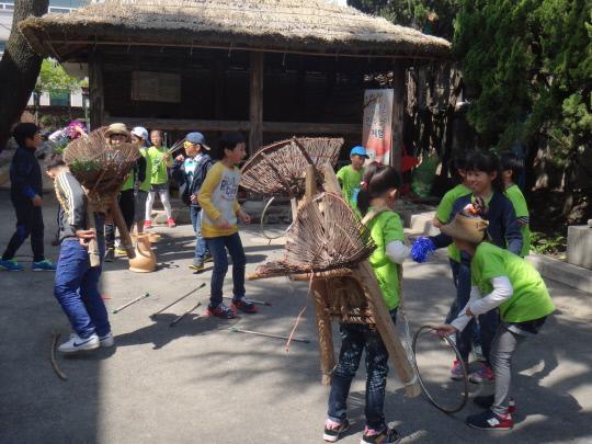 야외 전시장에서 학생들이 민속놀이를 즐기고 있다. 사진=한밭교육박물관 제공
