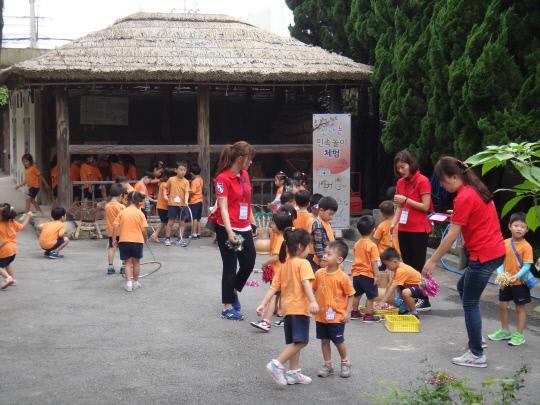 야외 전시장에서 아이들이 민속놀이를 즐기고 있다. 사진=한밭교육박물관 제공
