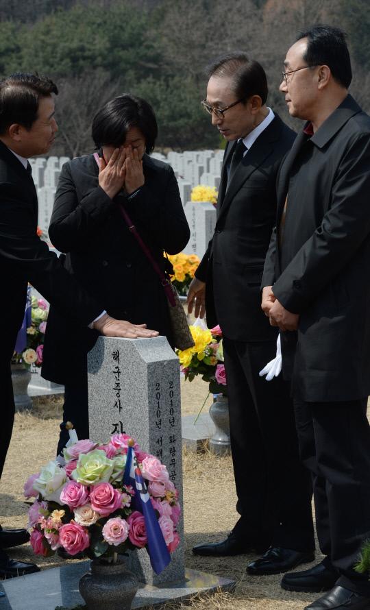 이명박 전 대통령이 23일 오후 대전 유성구 국립대전현충원 천안함 46용사 묘역에서 유가족들을 위로하고 있다. 신호철 기자
