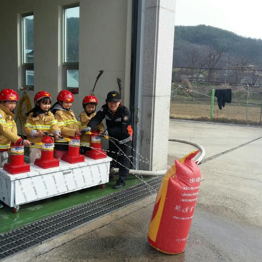 옥천 청성, 청산초등학교 학생들이 소방안전교육을 실시하고 소화기 사용법을 체험하고 있다. 사진=옥천소방서 제공
