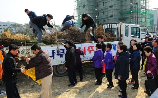 예산군은 오는 30일 예산군청 신청사 정문 앞 공터에서 `내 나무 갖기` 행사를 개최한다. 사진은 지난해 개최된 내 나무 갖기 행사의 모습. 사진=예산군 제공
